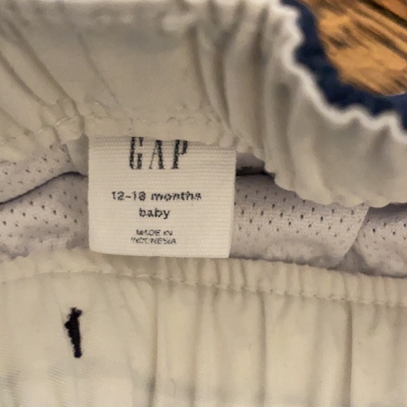 GAP toddler swim trunks - Picture 3 of 3